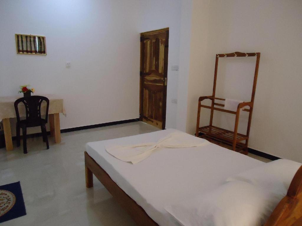 Hotel Glee Тринкомали Экстерьер фото