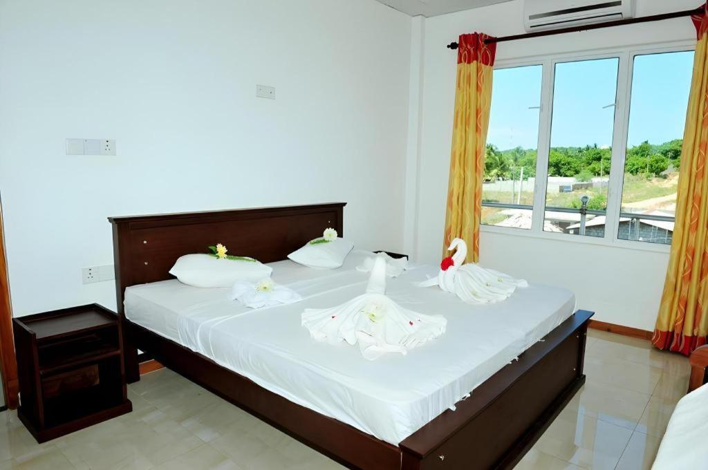 Hotel Glee Тринкомали Экстерьер фото