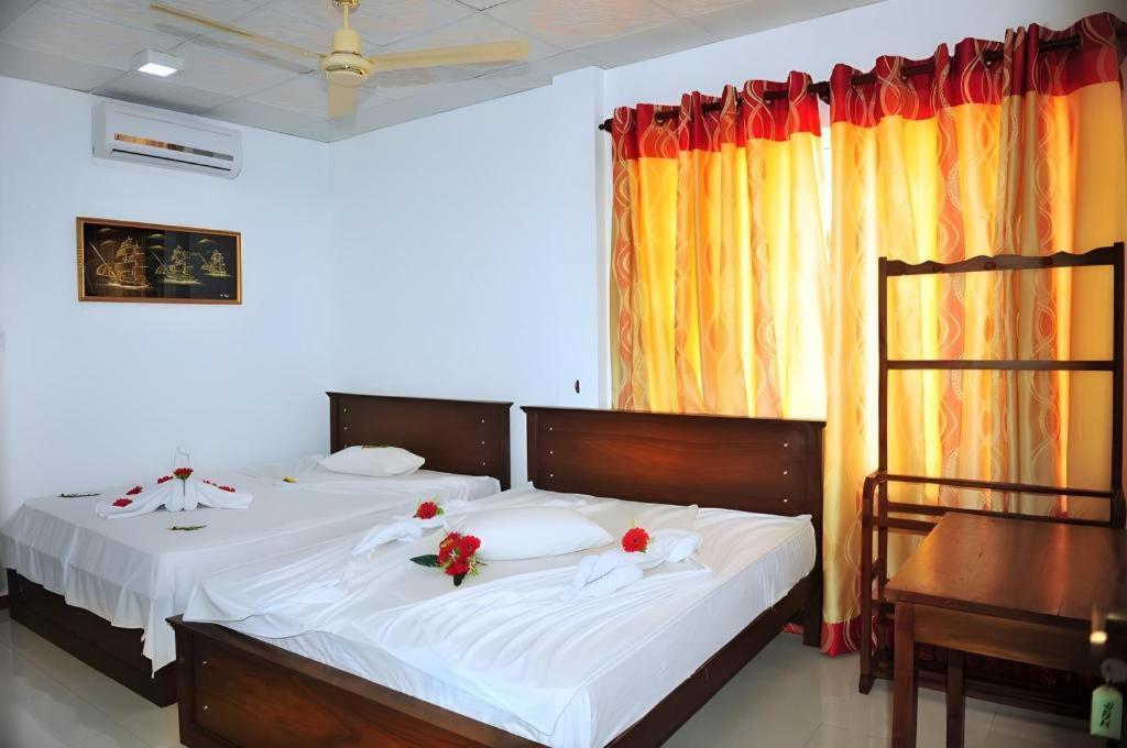 Hotel Glee Тринкомали Экстерьер фото