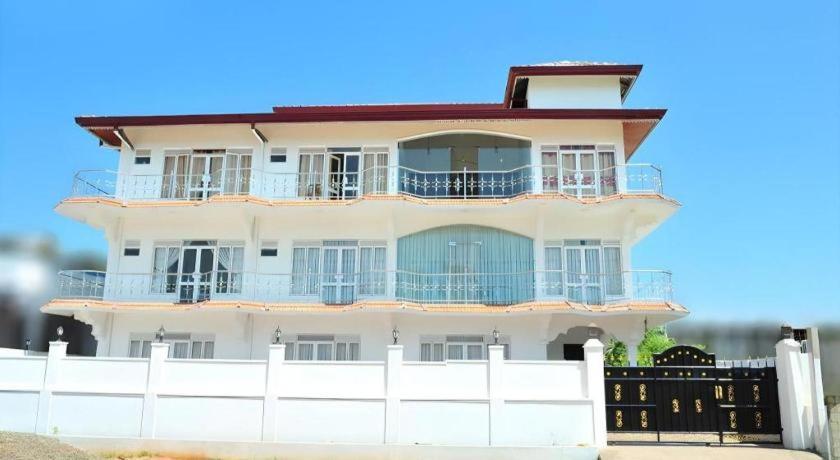 Hotel Glee Тринкомали Экстерьер фото