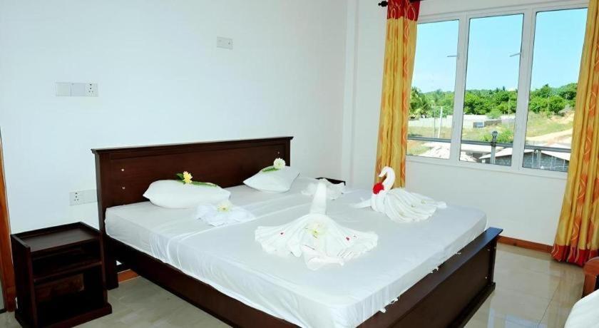 Hotel Glee Тринкомали Экстерьер фото