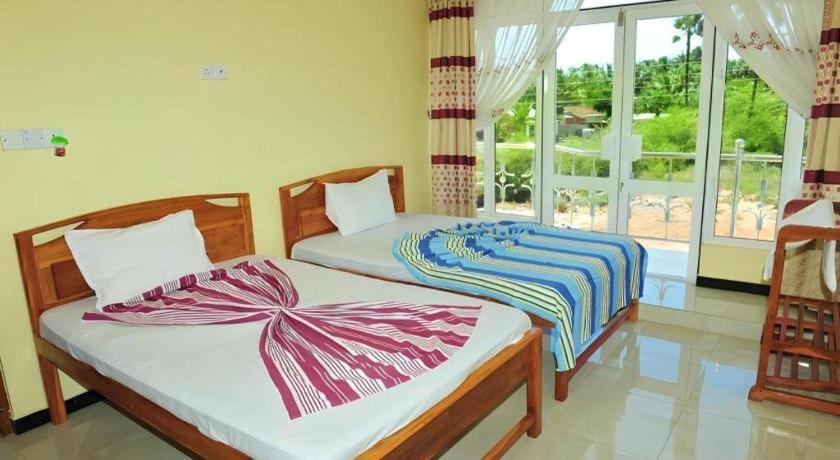 Hotel Glee Тринкомали Экстерьер фото