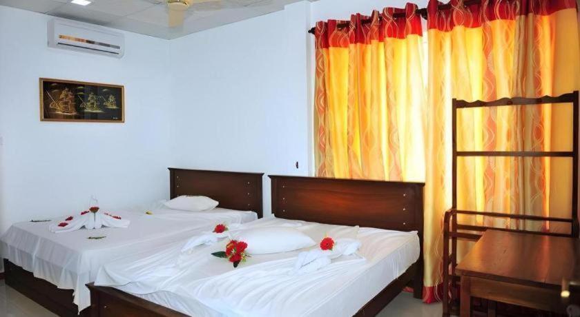Hotel Glee Тринкомали Экстерьер фото